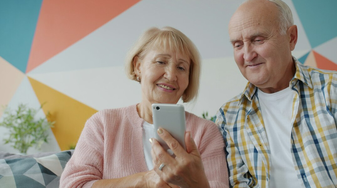 senior using smartphone with ai